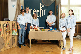 Anna Hansen und vier Mitstreiter am Stand ihrer Schülerfirma „meehr“; Foto: Michael Heck