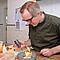 Auch optisch soll der Kuchen ein Genuss sein: Leon de Kok beim Ausdekorieren einer Torte; Foto: IW Medien